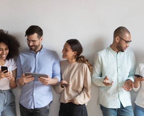 Menschen, die Handys und Tablets verwenden | Text: Woher kommen deine Website-Besucher